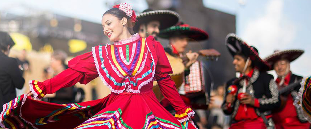 Mexicaanse danseressen voeren een practhige show op